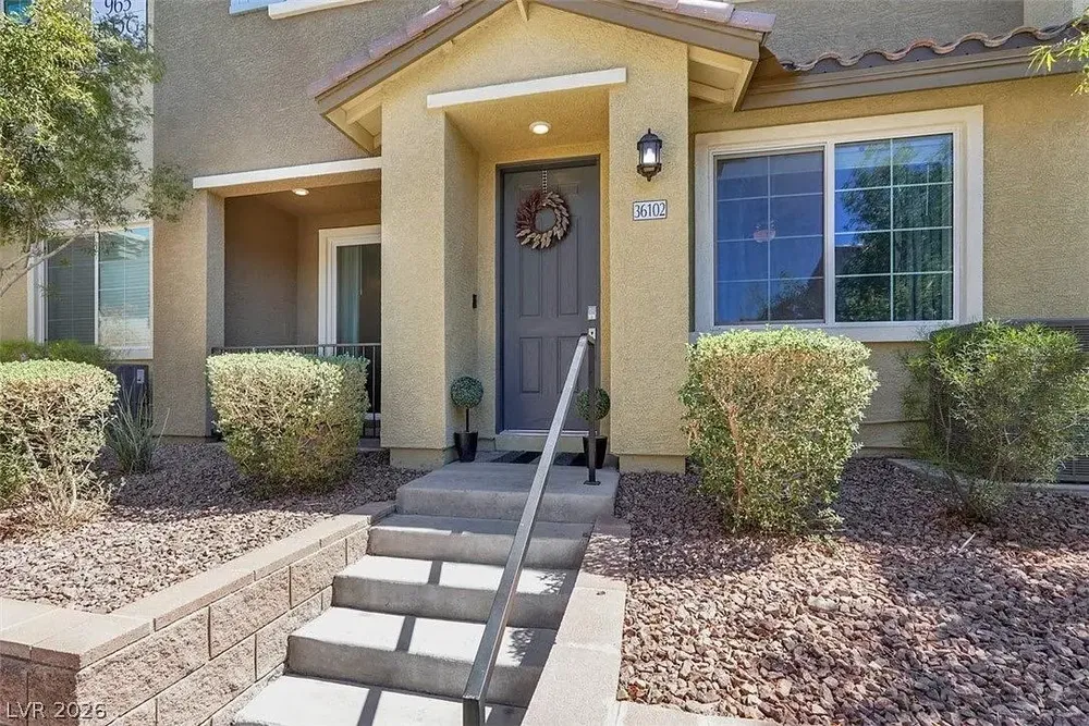 Kuchyňa; kuchynské spotrebiče, drevená podlaha, prirodzené svetlo, moderný štýl