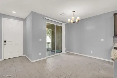 Obývačka; drevená podlaha, prirodzené svetlo, moderný štýl