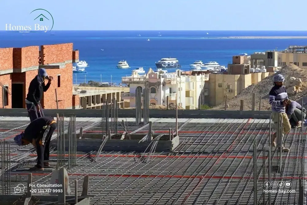 Mutfak; mutfak aletleri, ahşap zemin, doğal ışık, modern stil