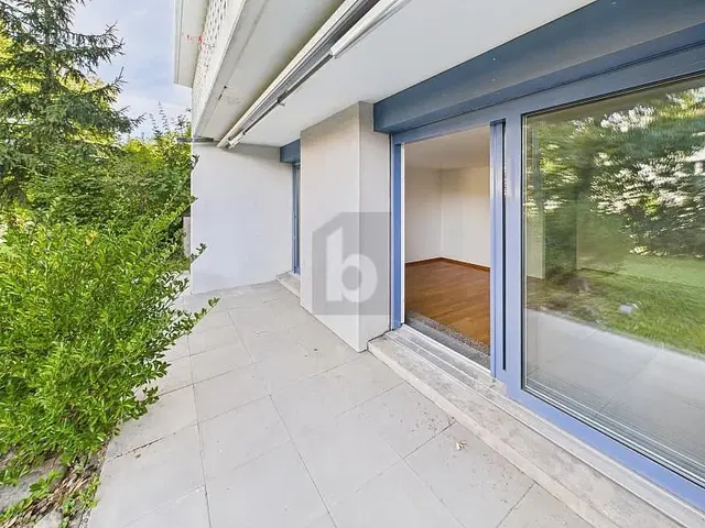 غرفة معيشة; أرضية خشبية, ضوء طبيعي, أسلوب عصري