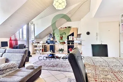 Kuhinja; kuhinjski aparati, drveni pod, prirodno svjetlo, moderni stil