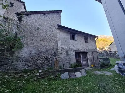 Cucina; elettrodomestici, pavimento in legno, luce naturale, stile moderno