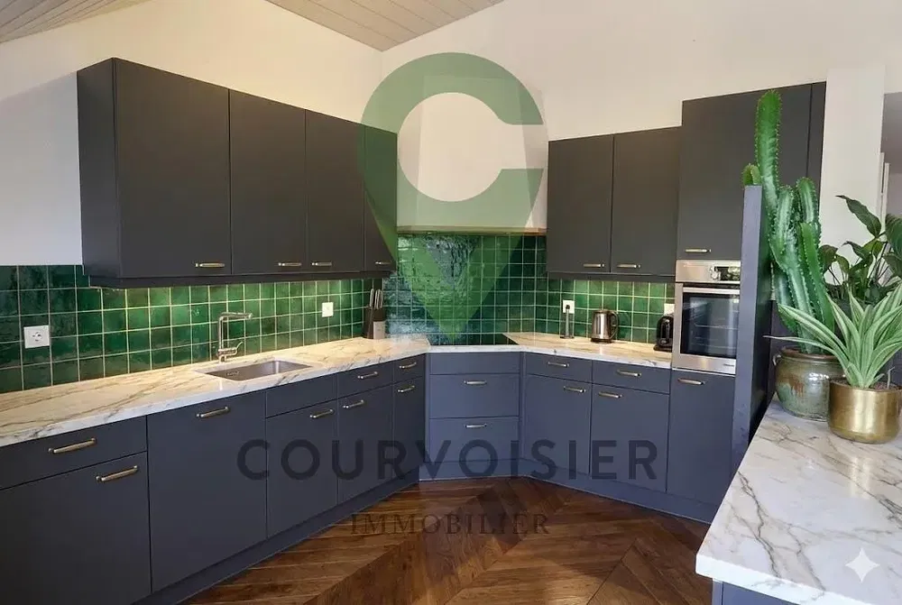 Kuhinja; kuhinjski aparati, drveni pod, prirodno svjetlo, moderni stil