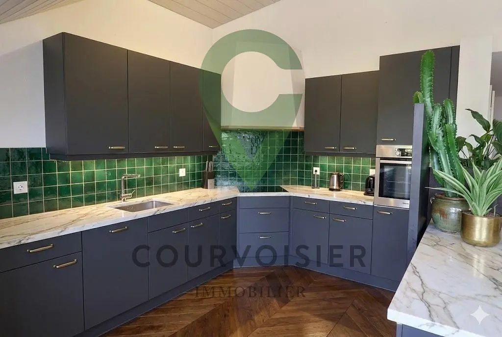 Kuhinja; kuhinjski aparati, drveni pod, prirodno svjetlo, moderni stil