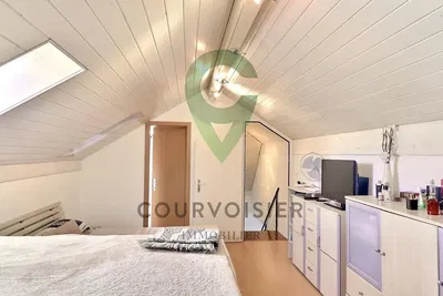 Kuhinja; kuhinjski aparati, drveni pod, prirodno svjetlo, moderni stil