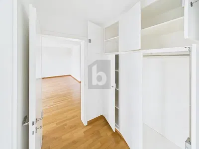 Mutfak; mutfak aletleri, ahşap zemin, doğal ışık, modern stil