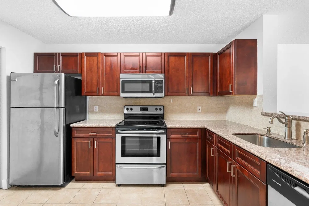 Cuisine; électroménager, parquet, lumière naturelle, style moderne