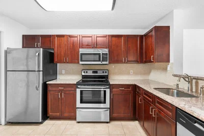 Cuisine; électroménager, parquet, lumière naturelle, style moderne