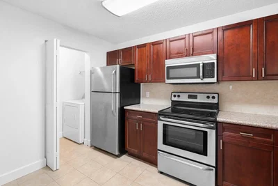Cuisine; électroménager, parquet, lumière naturelle, style moderne