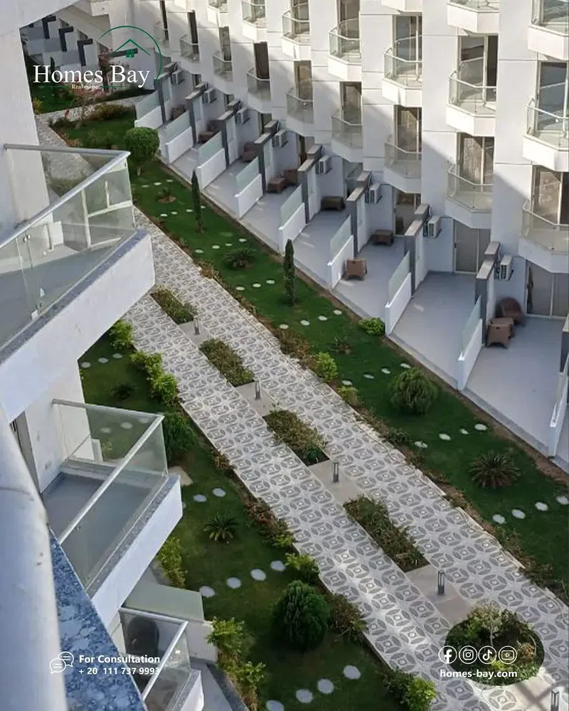 Mutfak; mutfak aletleri, ahşap zemin, doğal ışık, modern stil