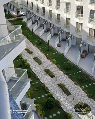 Mutfak; mutfak aletleri, ahşap zemin, doğal ışık, modern stil