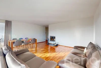 Kuhinja; kućanski aparati, drveni pod, prirodna svjetlost, moderan stil