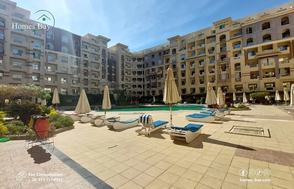 Mutfak; mutfak aletleri, ahşap zemin, doğal ışık, modern stil