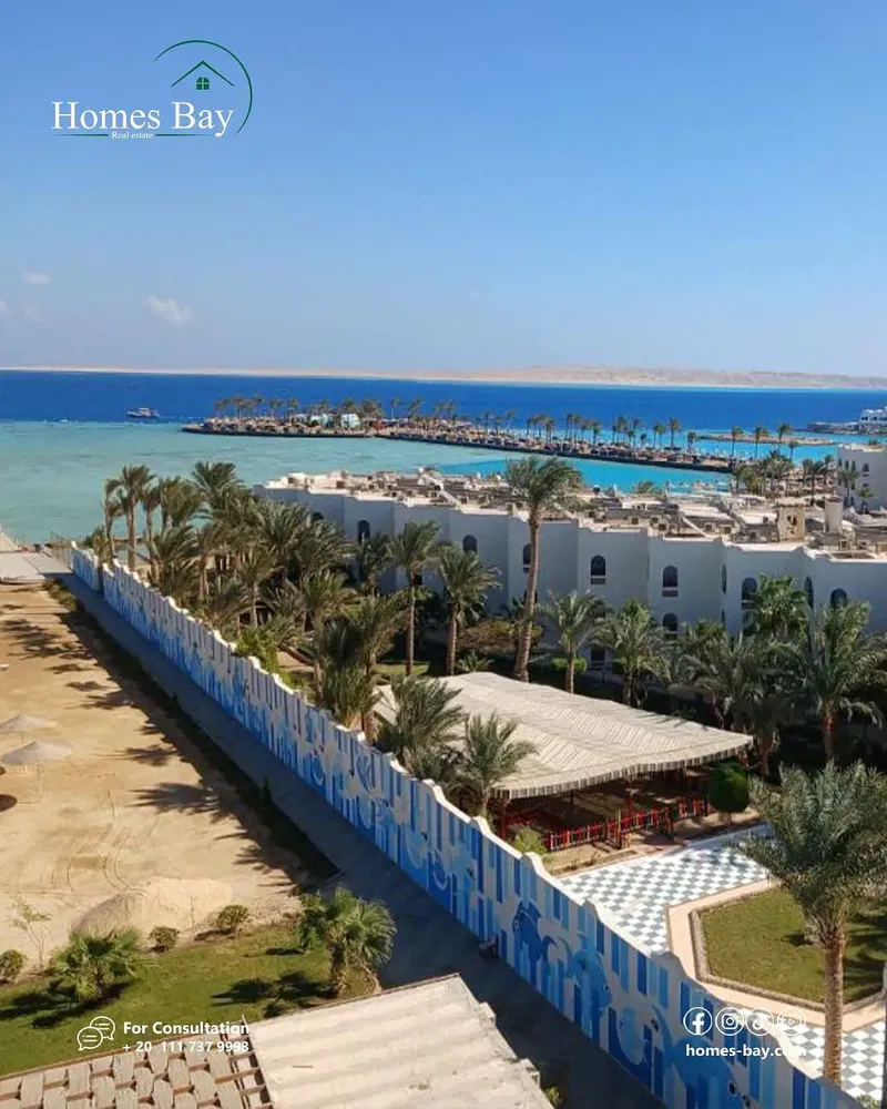 Oturma odası; ahşap zemin, doğal ışık, modern stil