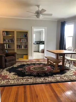 Mutfak; mutfak aletleri, ahşap zemin, doğal ışık, modern stil