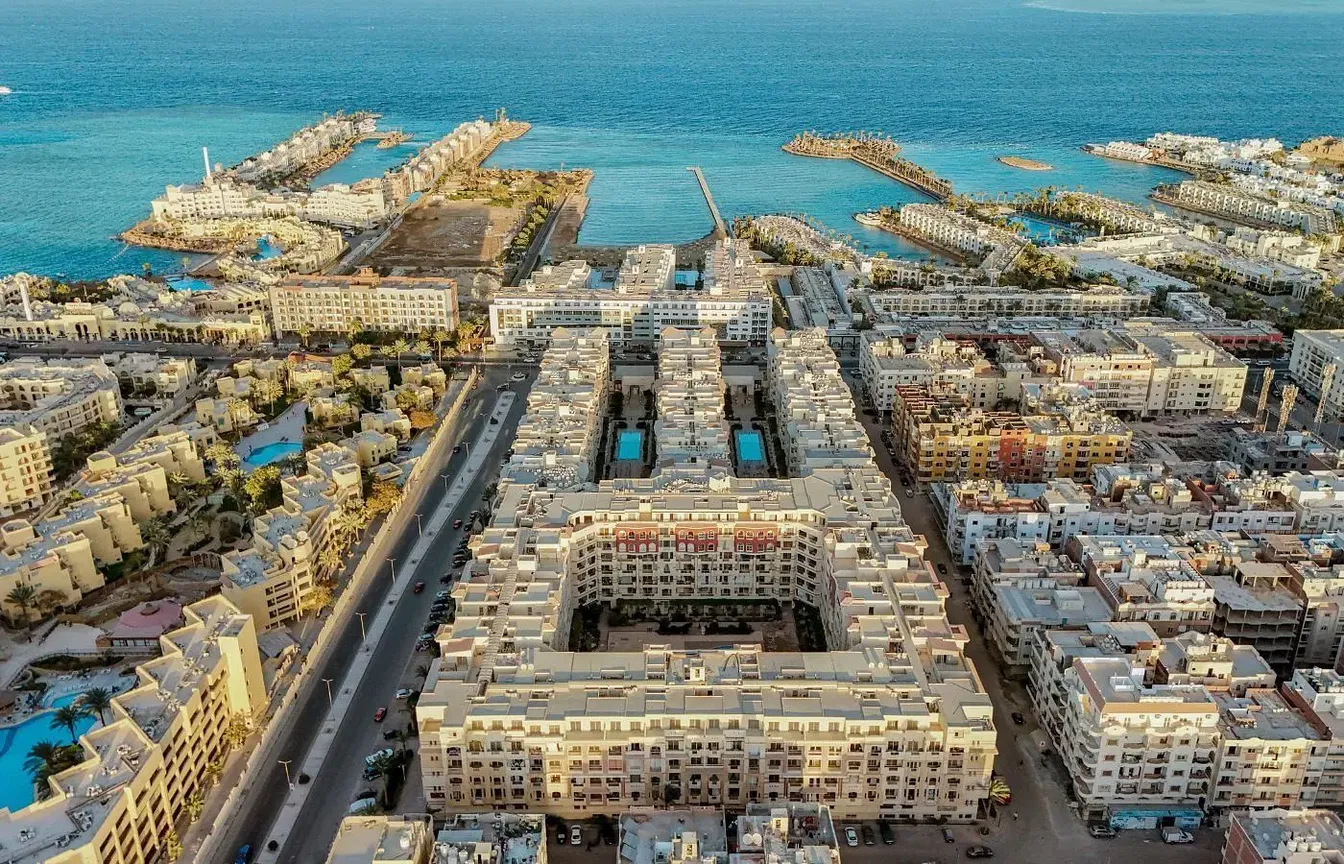 Kuhinja; kuhinjski aparati, drveni pod, prirodno svjetlo, moderni stil