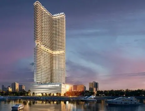 Cozinha; eletrodomésticos, chão de madeira, luz natural, estilo moderno