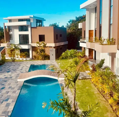 Keuken; keukenapparatuur, houten vloer, natuurlijk licht, moderne stijl