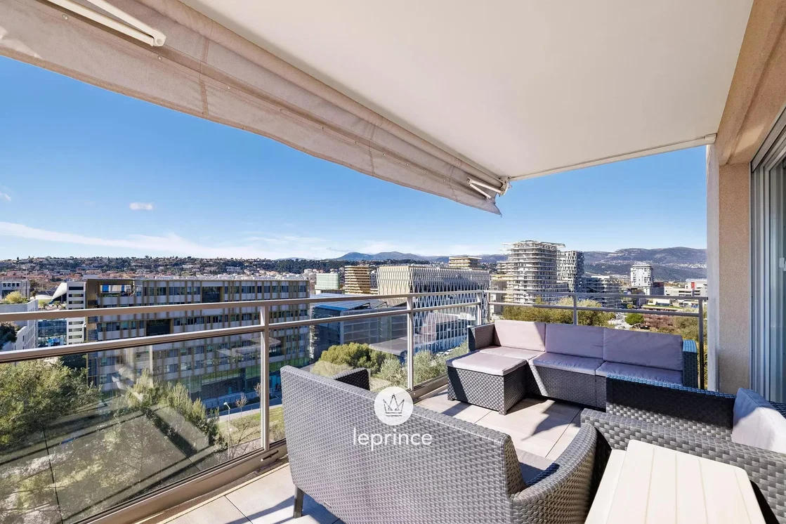 Küche; küchengeräte, holzboden, tageslicht, moderner stil