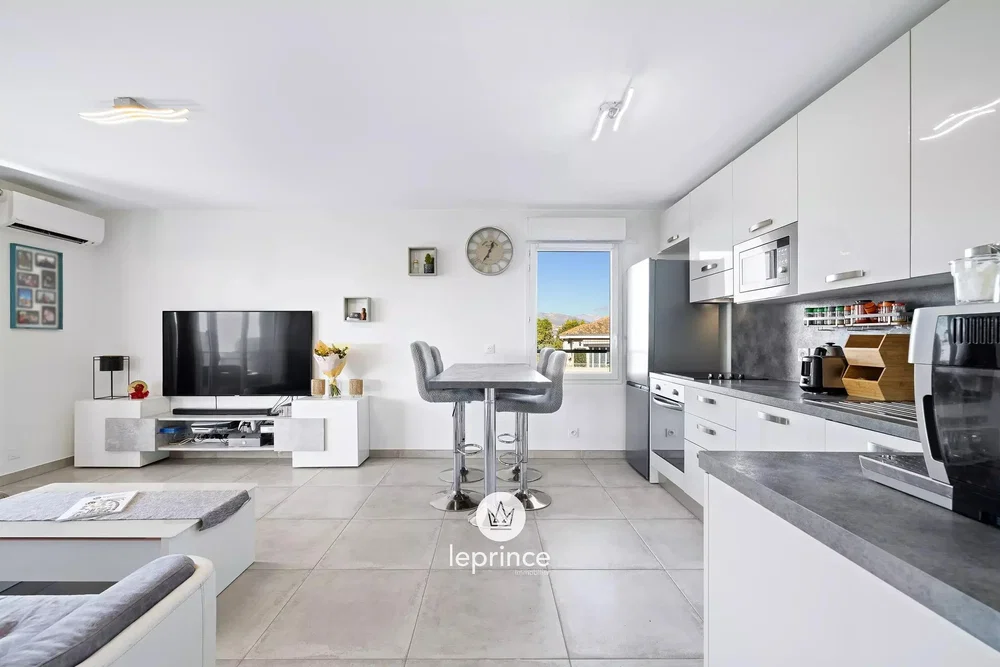 Küche; küchengeräte, holzboden, tageslicht, moderner stil