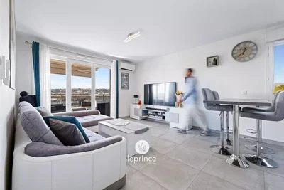 Küche; küchengeräte, holzboden, tageslicht, moderner stil