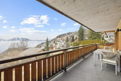 Kuhinja; kuhinjski aparati, drveni pod, prirodno svjetlo, moderni stil