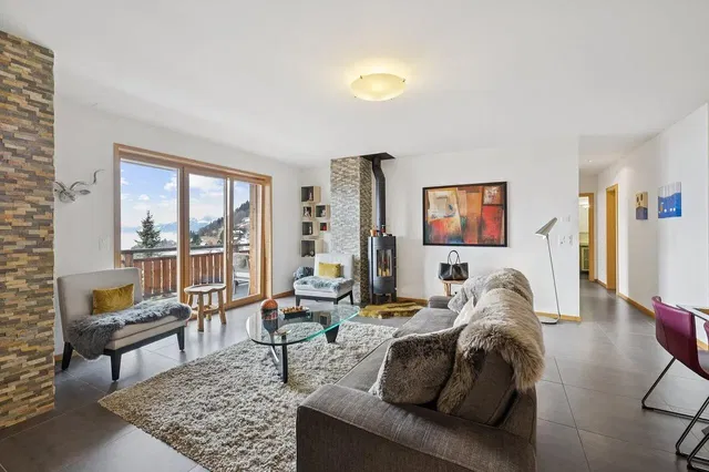 Kuhinja; kuhinjski aparati, drveni pod, prirodno svjetlo, moderni stil