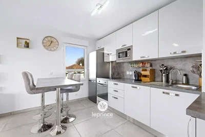 Küche; küchengeräte, holzboden, tageslicht, moderner stil