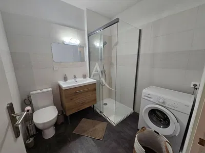 Mutfak; mutfak aletleri, ahşap zemin, doğal ışık, modern stil