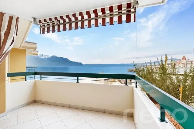 Kuchyně; kuchyňské spotřebiče, dřevěná podlaha, přirozené světlo, moderní styl