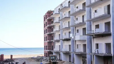 Mutfak; mutfak aletleri, ahşap zemin, doğal ışık, modern stil