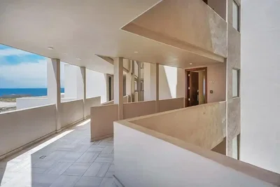 Cucina; elettrodomestici, pavimento in legno, luce naturale, stile moderno