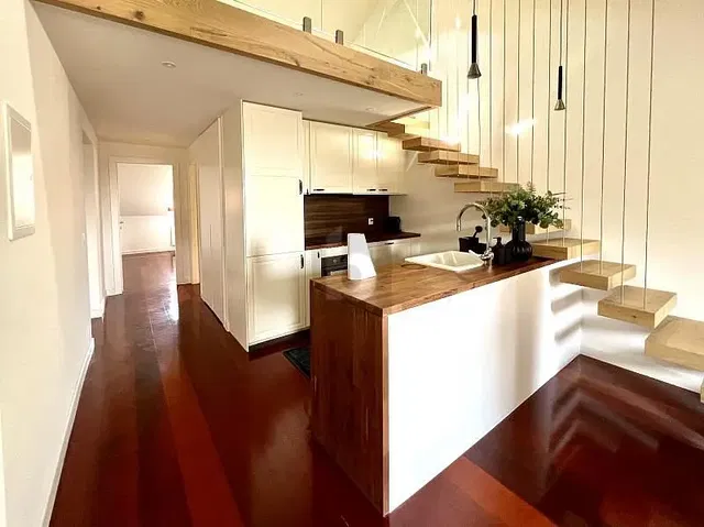 Küche; küchengeräte, holzboden, tageslicht, moderner stil