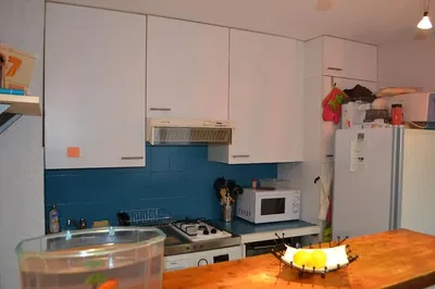 Mutfak; mutfak aletleri, ahşap zemin, doğal ışık, modern stil