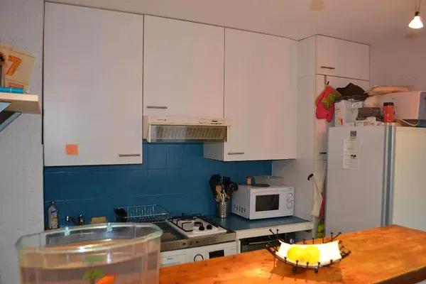 Mutfak; mutfak aletleri, ahşap zemin, doğal ışık, modern stil