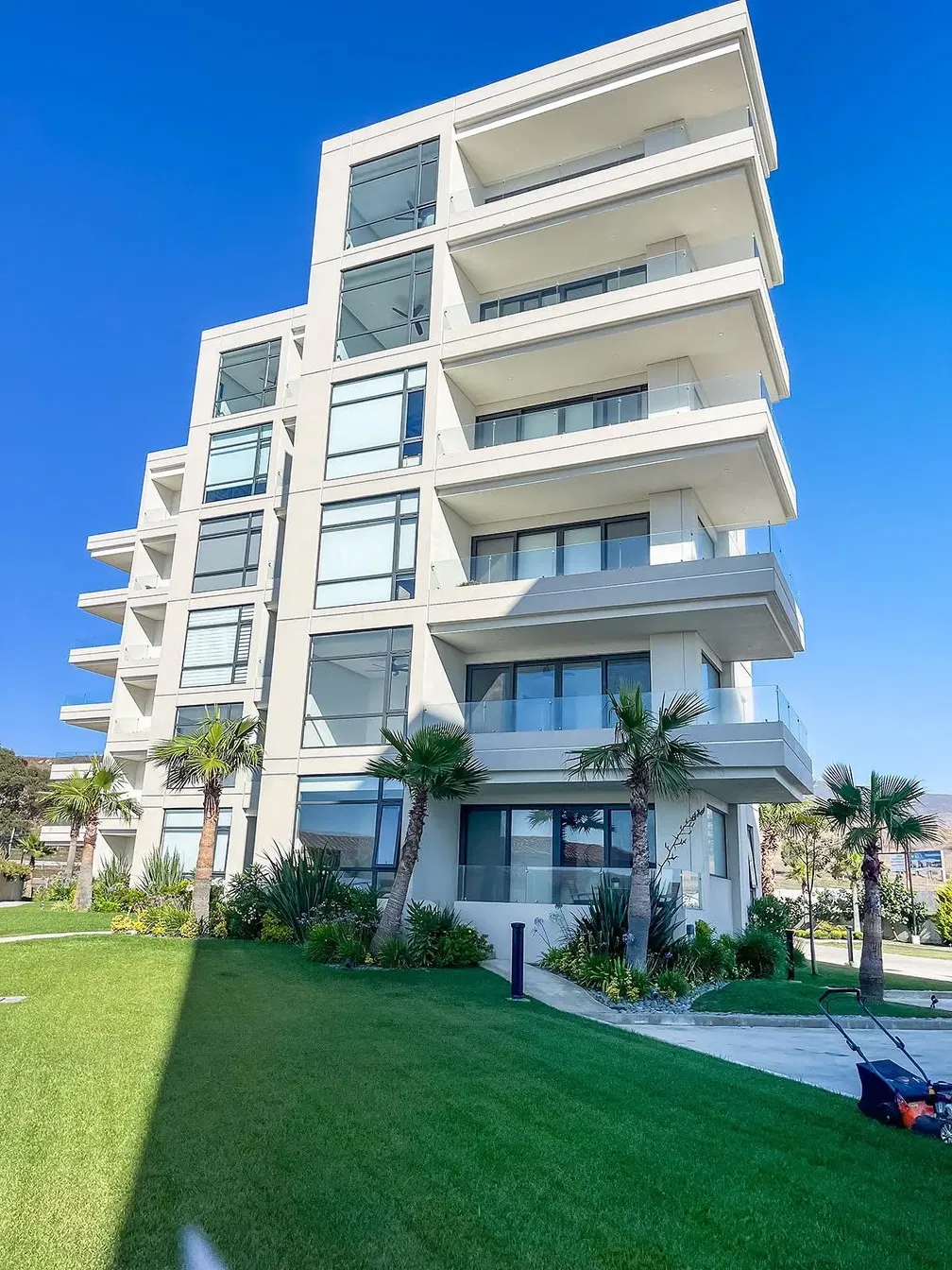 Mutfak; mutfak aletleri, ahşap zemin, doğal ışık, modern stil