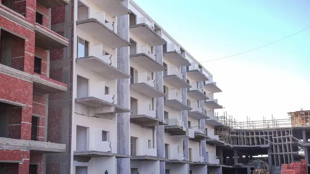 Mutfak; mutfak aletleri, ahşap zemin, doğal ışık, modern stil