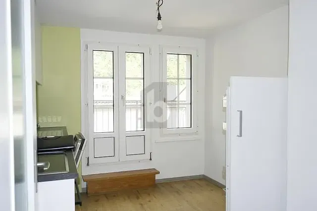 Kuhinja; kuhinjski aparati, drveni pod, prirodno svjetlo, moderni stil