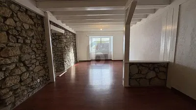 Mutfak; mutfak aletleri, ahşap zemin, doğal ışık, modern stil