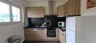 Küche; küchengeräte, holzboden, tageslicht, moderner stil