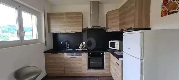 Küche; küchengeräte, holzboden, tageslicht, moderner stil