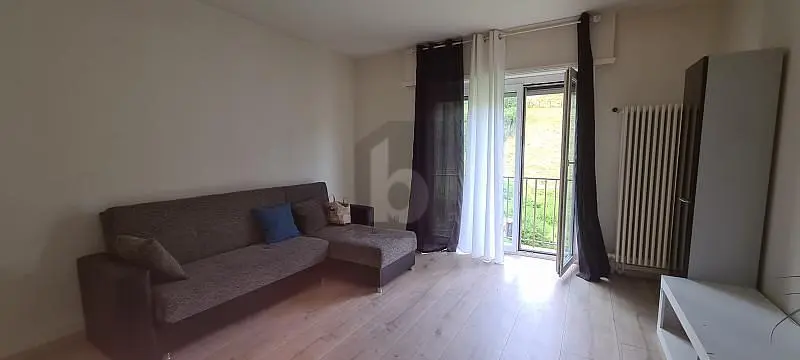 Kuhinja; kućanski aparati, drveni pod, prirodna svjetlost, moderan stil