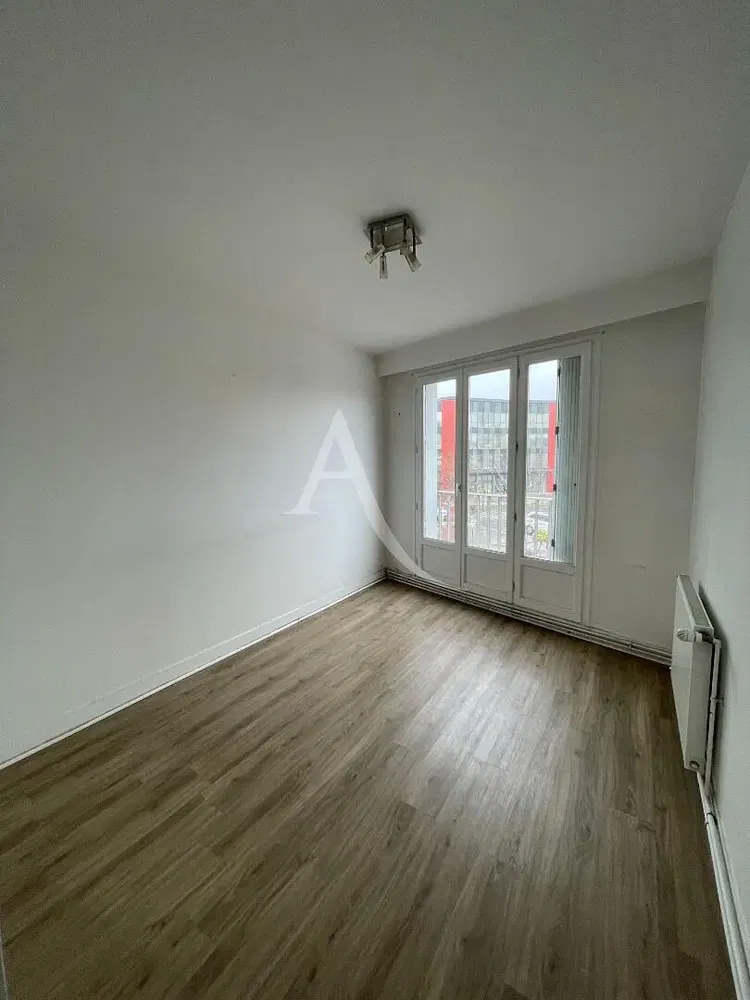 Mutfak; mutfak aletleri, ahşap zemin, doğal ışık, modern stil