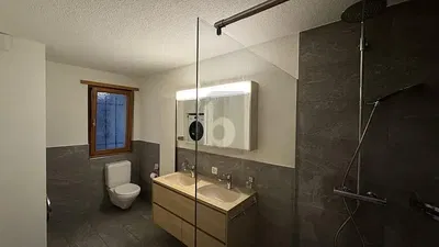 Mutfak; mutfak aletleri, ahşap zemin, doğal ışık, modern stil