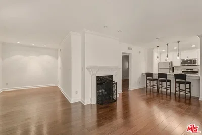 Cuisine; électroménager, parquet, lumière naturelle, style moderne