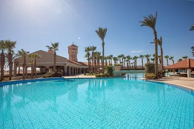 Kuchnia; sprzęt kuchenny, podłoga drewniana, światło dzienne, styl nowoczesny