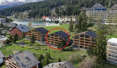 Küche; küchengeräte, holzboden, tageslicht, moderner stil