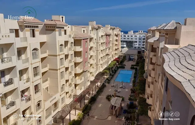 Mutfak; mutfak aletleri, ahşap zemin, doğal ışık, modern stil