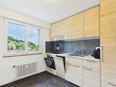 Cucina; elettrodomestici, pavimento in legno, luce naturale, stile moderno