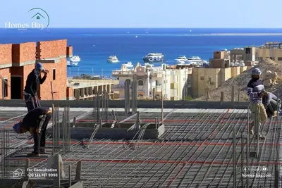 Mutfak; mutfak aletleri, ahşap zemin, doğal ışık, modern stil